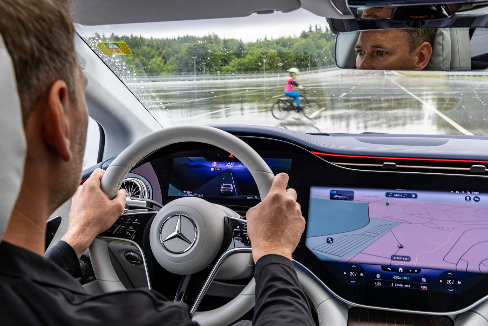 Nowe samochody muszą być wyposażone w systemy hamujące przed przeskodami, nawet tak małymi i trudnymi do wykrycia, jak piesi.