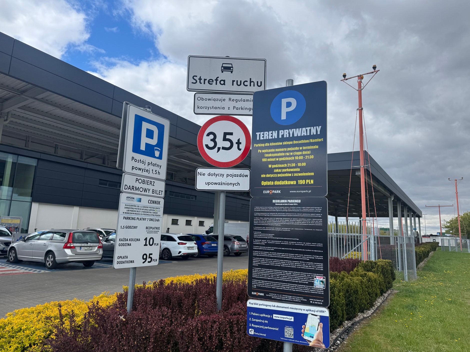 Oznakowanie parkingów przy sklepach w Warszawie. Znaków bywa aż nadto