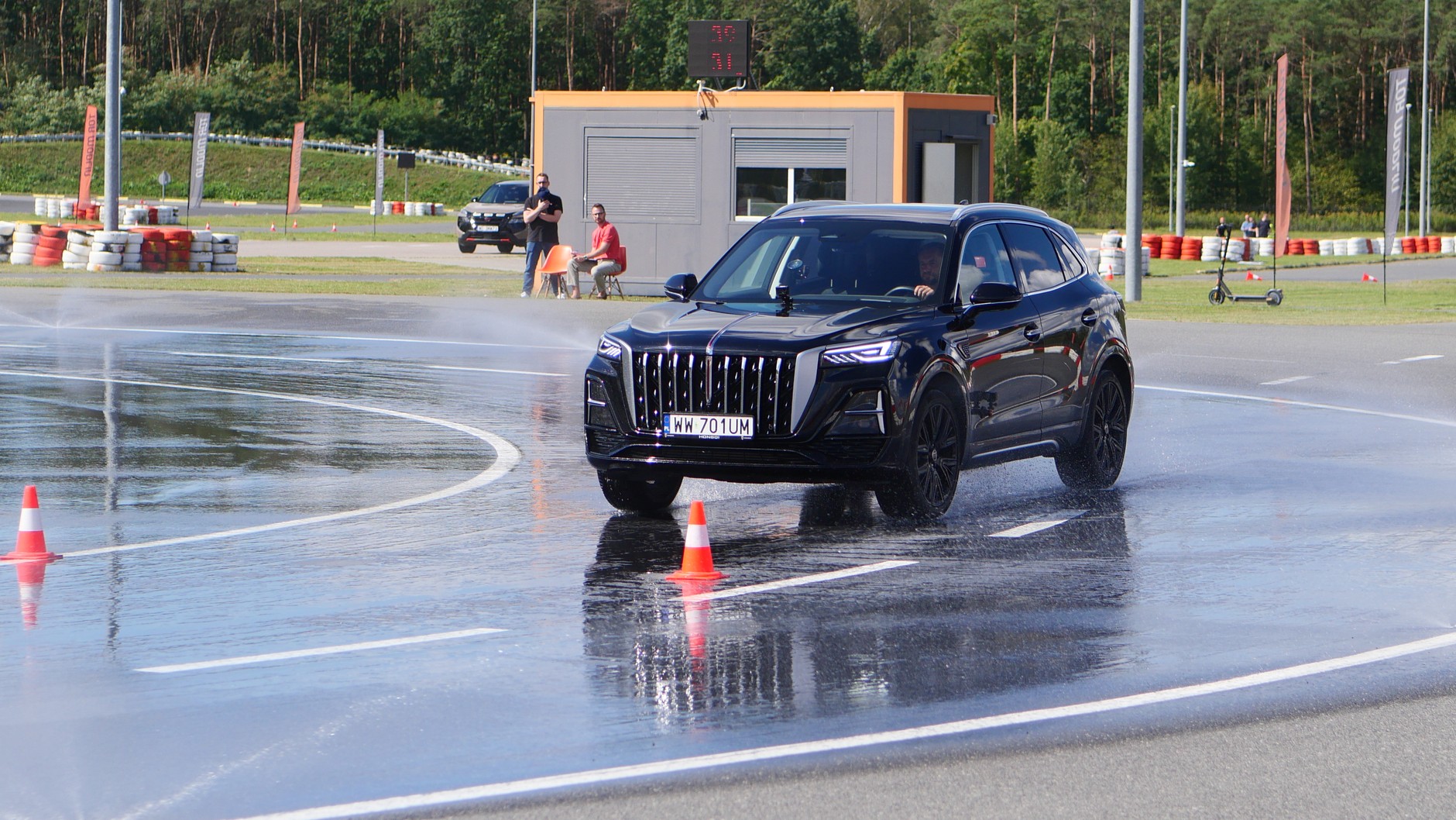 Hongqi HS5 podczas próby na mokrym zakręcie