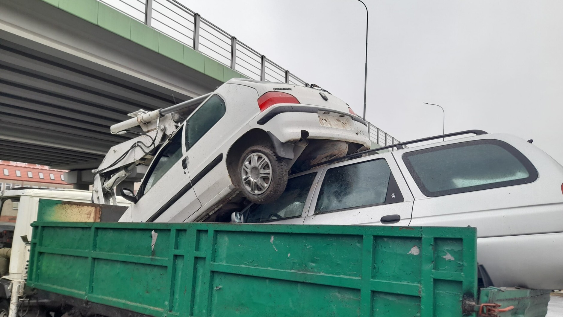 Niezabezpieczony transport samochodów na złom