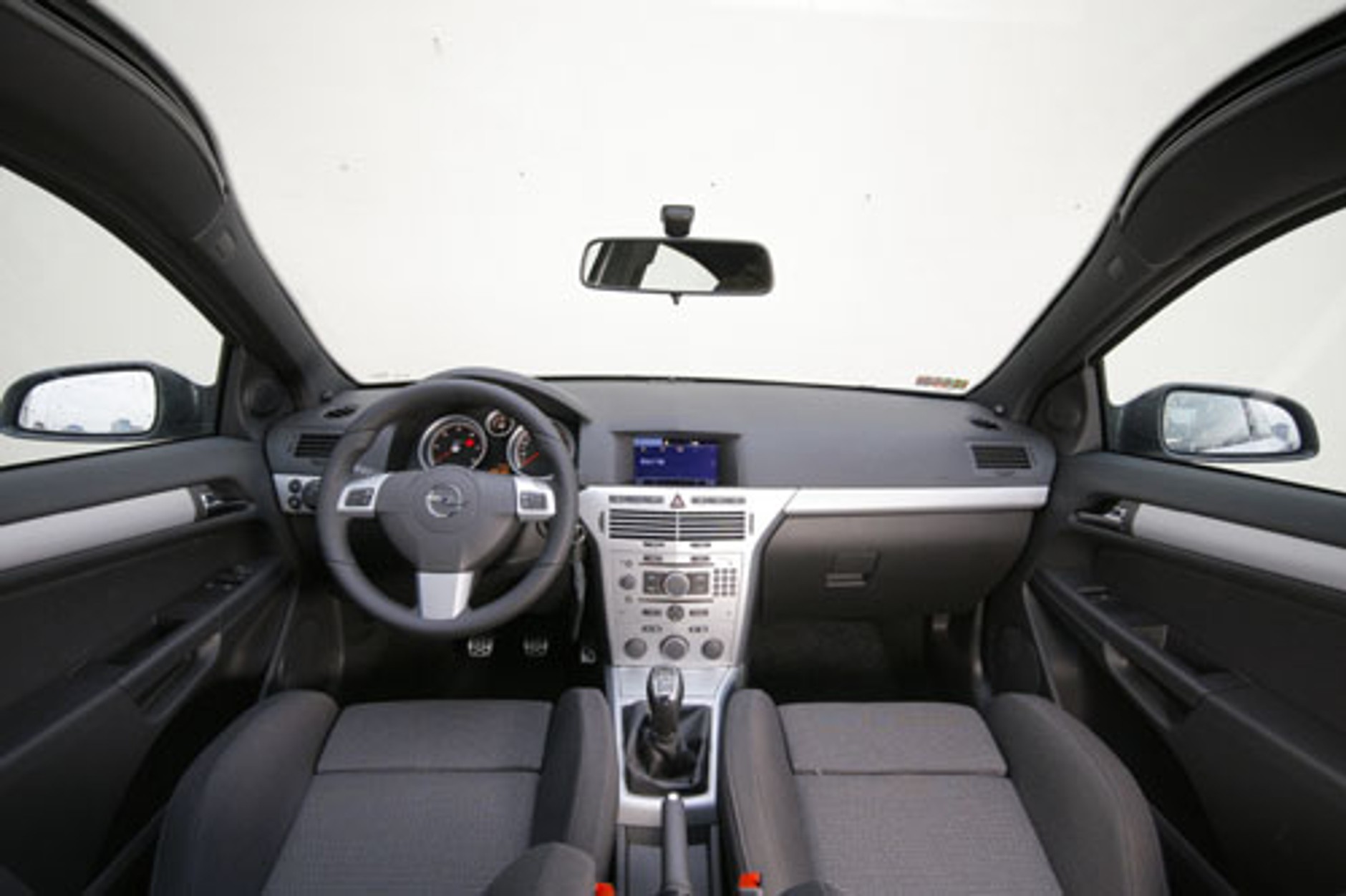 Opel Astra GTC - Dach ładny, niepraktyczny