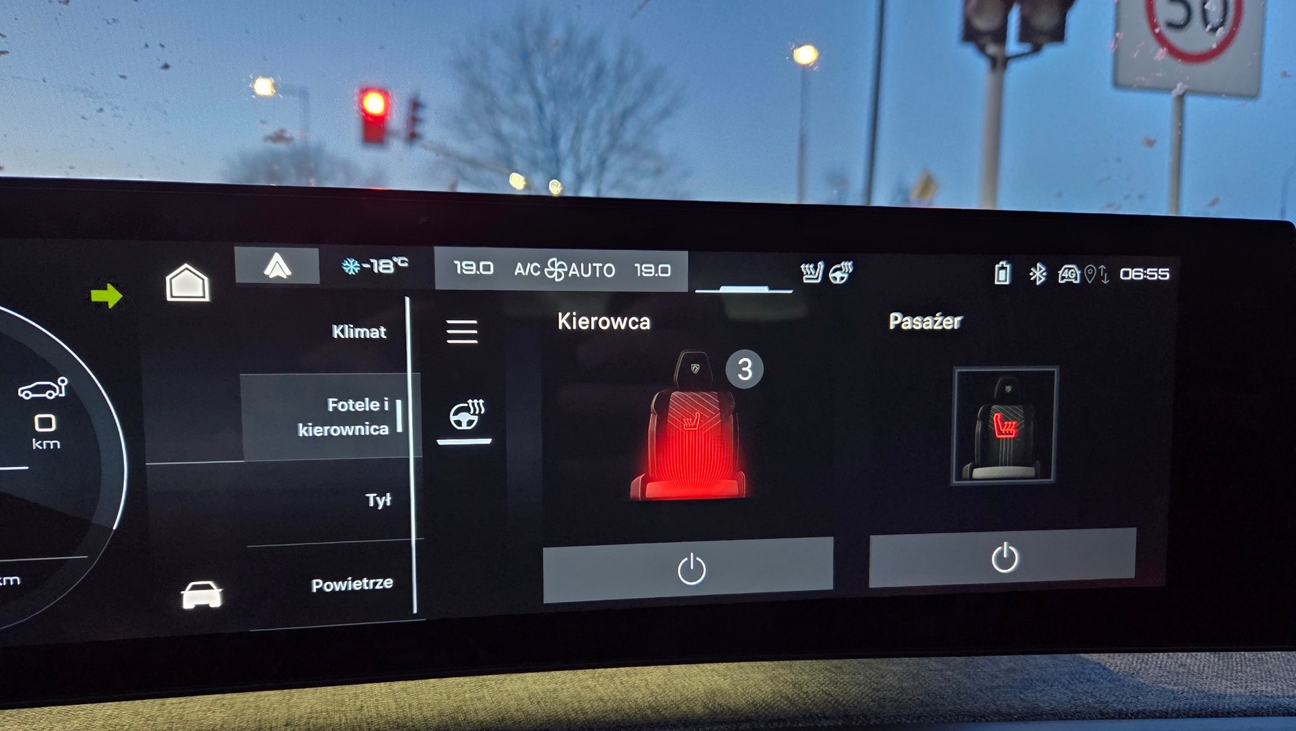 Żadnego oszczędzania. Tryb jazdy Normal, klimatyzacja w Auto i obowiązkowe grzane fotele i kierownica. Peugeot e-5008 nie miał lekko