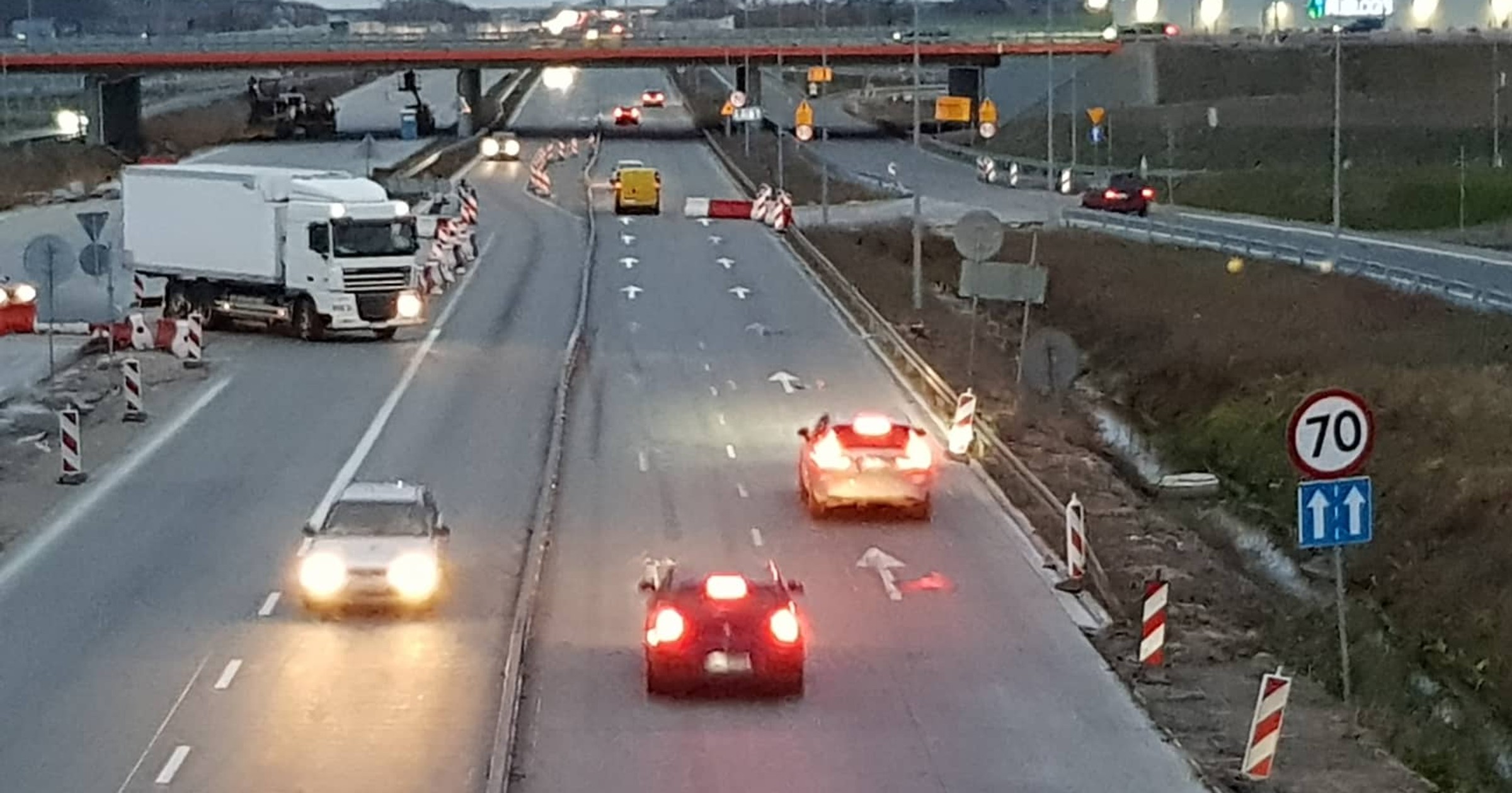Zablokował pas autostrady barierami, żeby wrócić na drogę