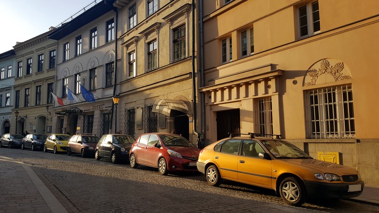 samochody zaparkowane na polskiej ulicy