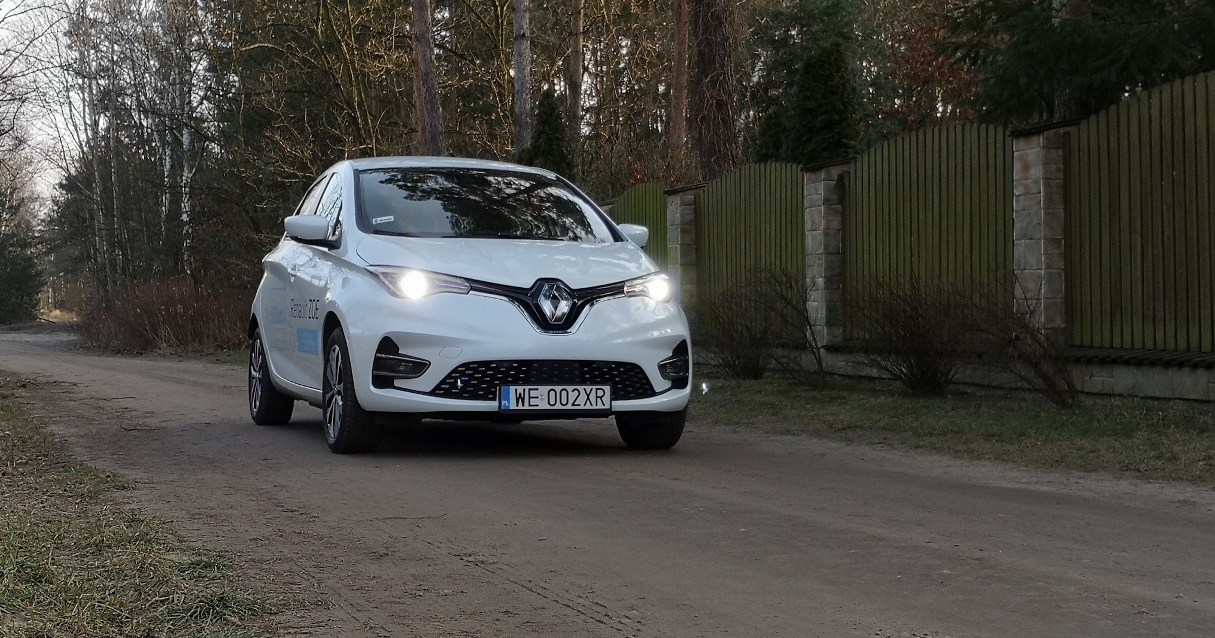 Nawet zimą zasięg na poziomie 250 km jest osiągalny, latem ZOE zajedzie dalej. Jednak naładowanie go poza domem to jest pewien problem...