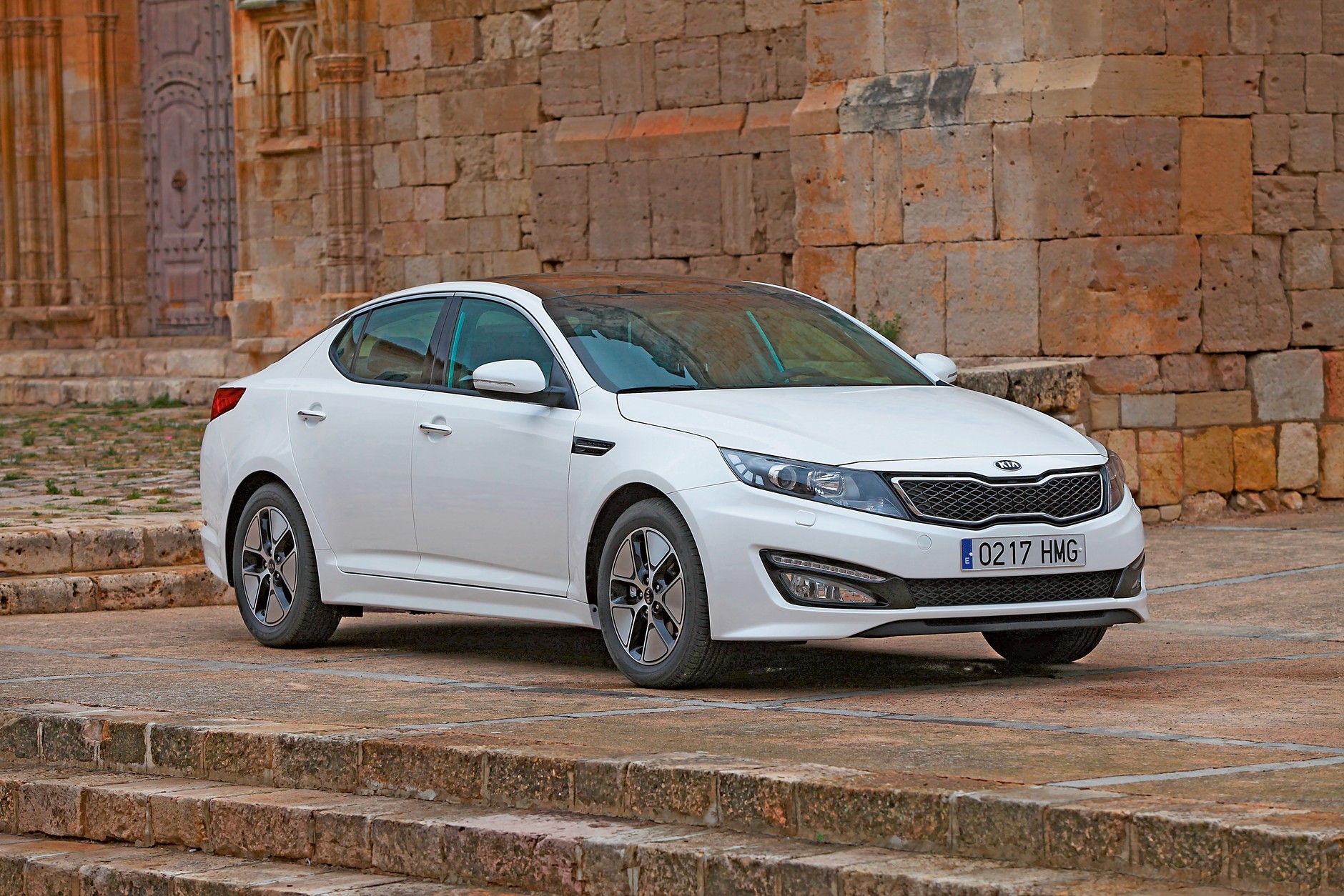 Hybrydowa Kia Optima to największe auto w tym zestawieniu.