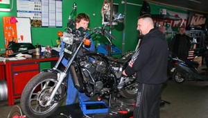 Motocykl wiosną: Zobacz co warto wiedzieć zanim wyruszysz na trasę
