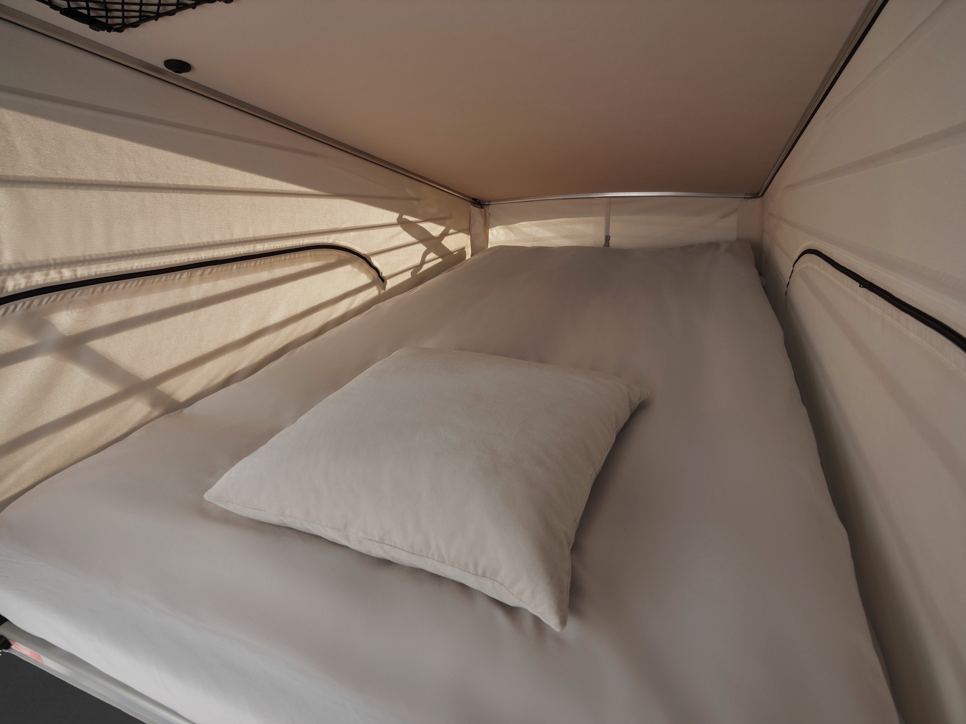 Mercedes-Benz klasy V Marco Polo: górne łóżko jest wygodne, ale trzeba się na nie wdrapać, co wymaga pewnej sprawności. Dach rozkładany jest elektrycznie. 