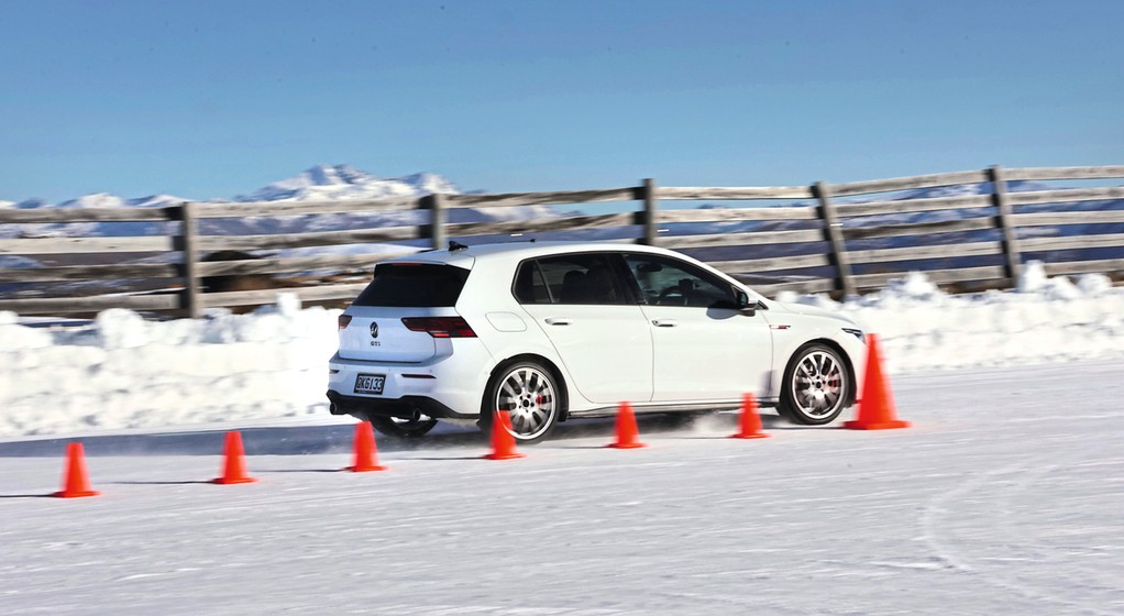 Opon, które nie radzą sobie w testach hamowania na śniegu i na mokrej nawierzchni, nie ma sensu dokładniej testować