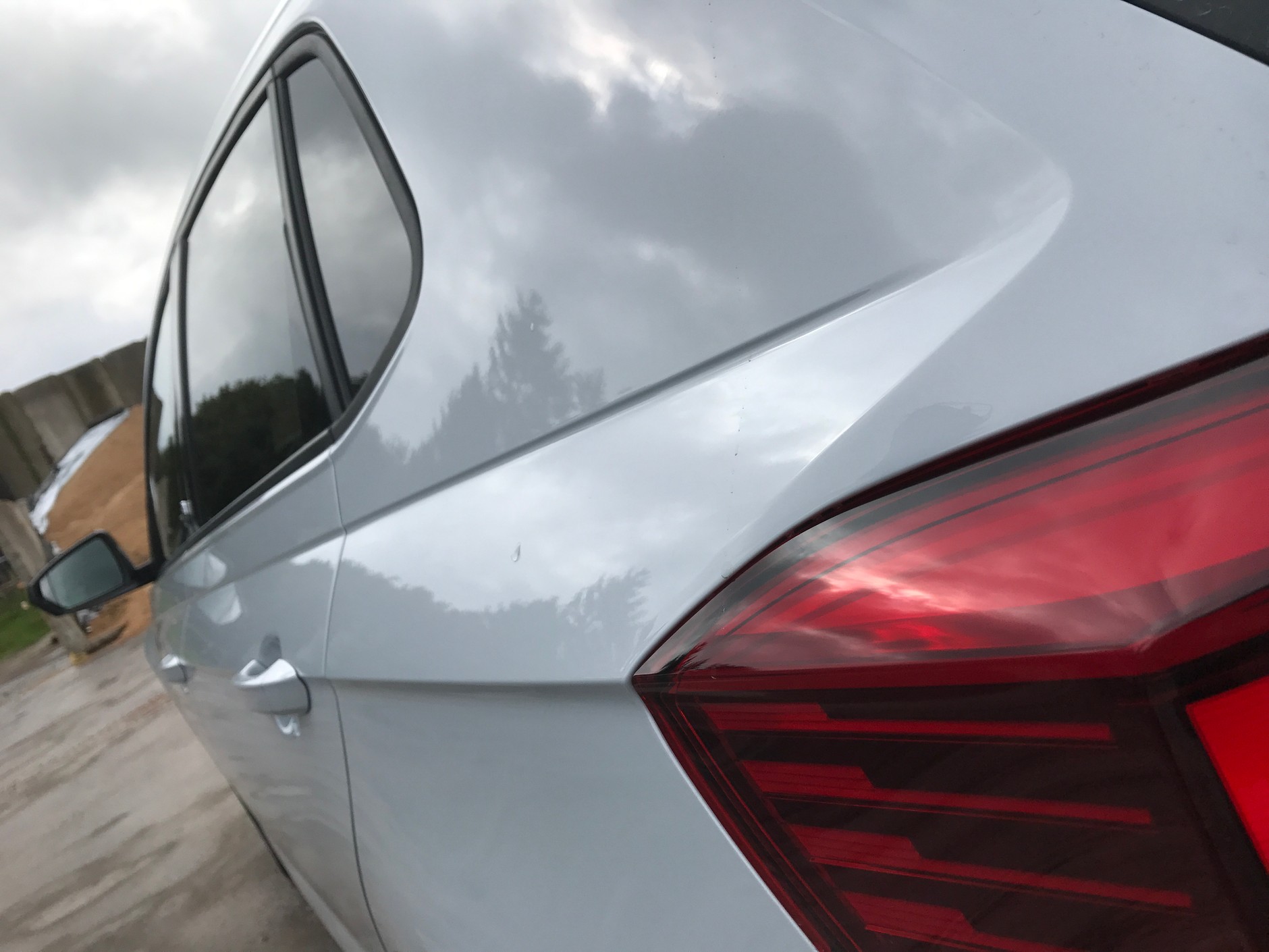 Charakterystyczne przetłoczenie wzdłuż drzwi i błotników. Nowy VW Polo