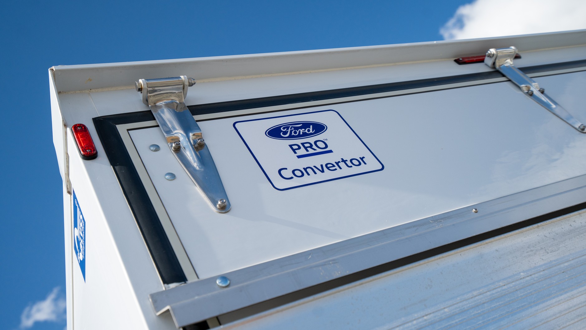 Ford Transit z zabudową kontenerową i windą załadowczą