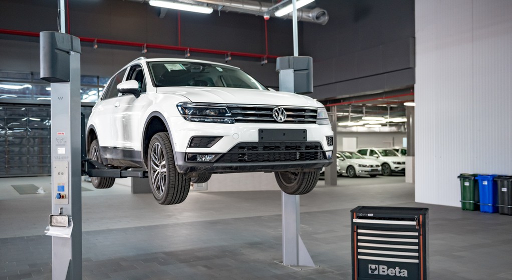 Według aktualnych szacunków problem może dotyczyć nawet ok. 4 mln aut różnych marek koncernu VW – we wszystkich zastosowano te same, wadliwe śruby układu kierowniczego. 