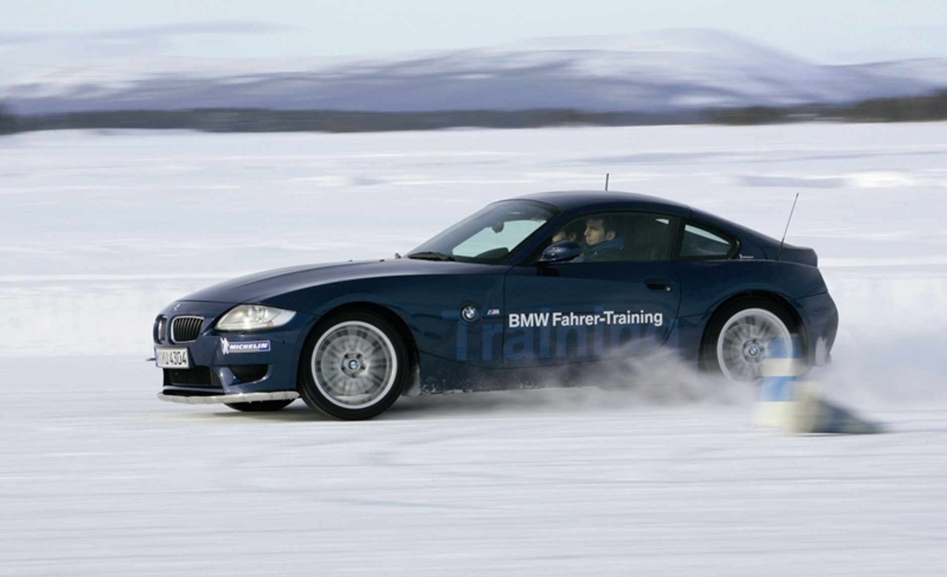 Mercedes i BMW szaleją na śniegu