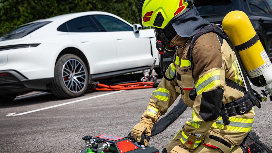 Rosenbauer opracował system gaszenia baterii litowo-jonowych w autach elektrycznych