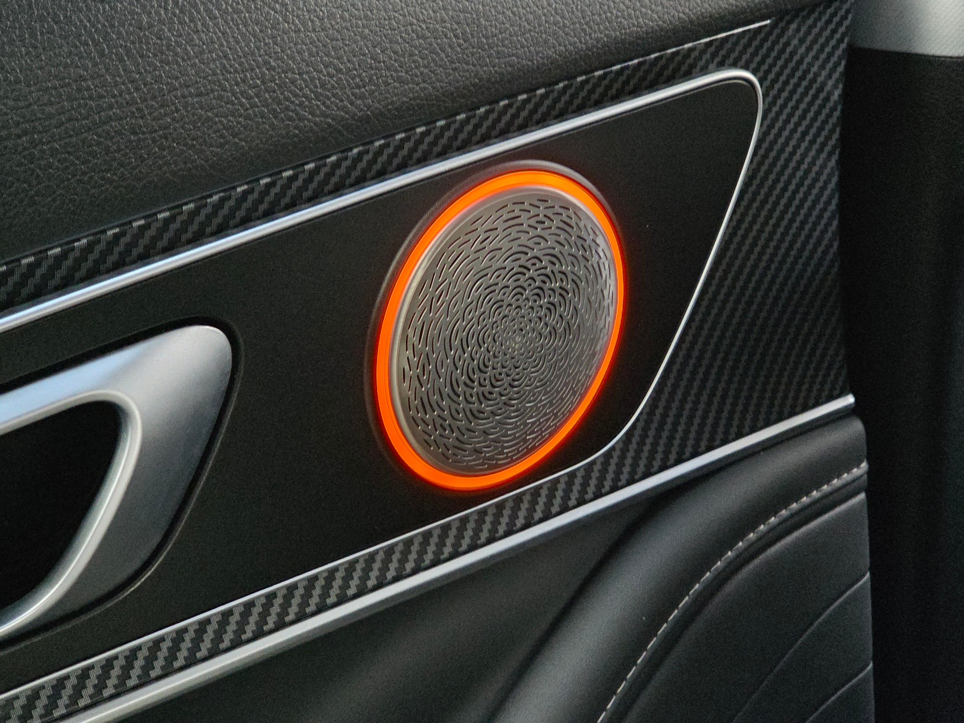 Ostrzega pasażerów o nadjeżdżającym pojeździe. Super rozwiązanie!