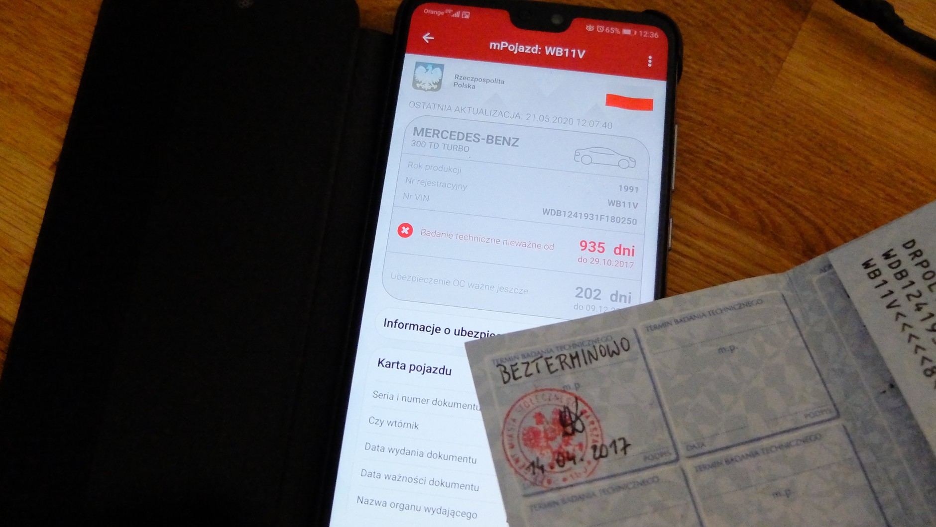 Przykład błędu systemu: nie wie on, że samochody zabytkowe są zwolnione z corocznych badań technicznych, aplikacja wyświetla „monit”