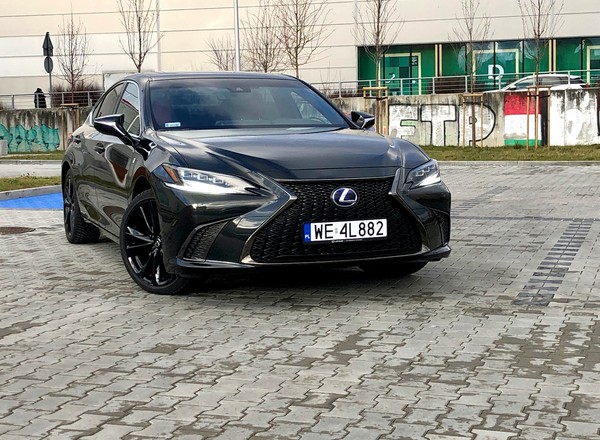 Lexus ES 300h F Sport Edition – luksusowa Camry