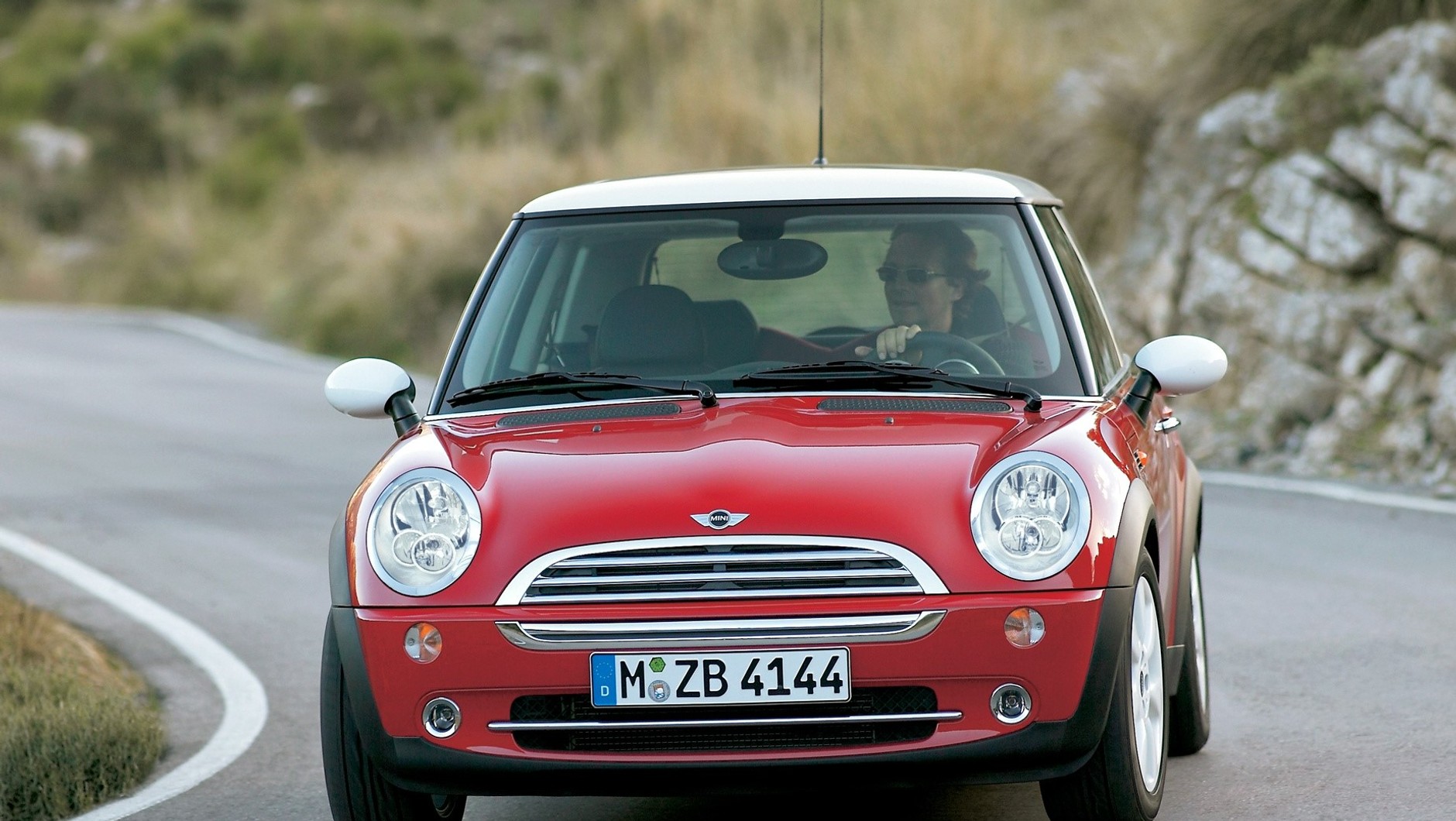 Sprzedając Rovera, BMW zachowało sobie Mini, a w 2001 r. ruszyła produkcja nowej generacji tego modelu.