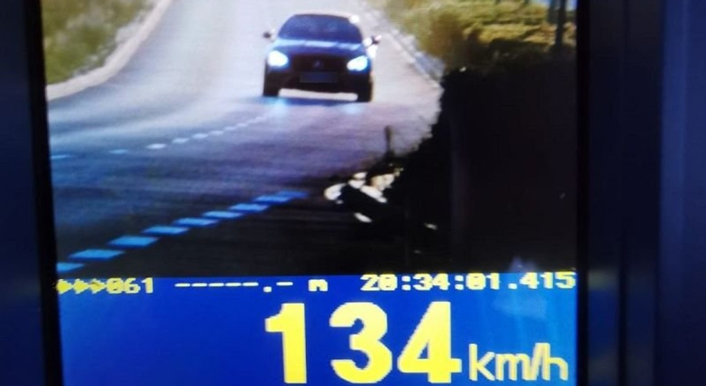 Przekroczenie o 84 km/h w terenie zabudowanym oznacza zatrzymanie prawa jazdy na trzy miesiące, wysoki mandat i punkty karne