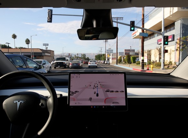 Jak kupię Teslę, będę mógł pisać SMS-y podczas jazdy? Elon Musk uważa, że tak. To co, już w lutym?