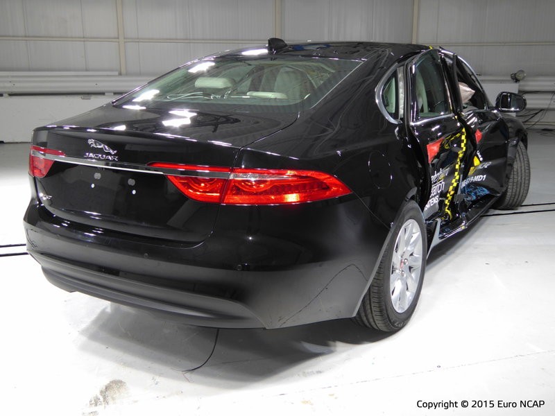 Jaguar XF - test zderzeniowy