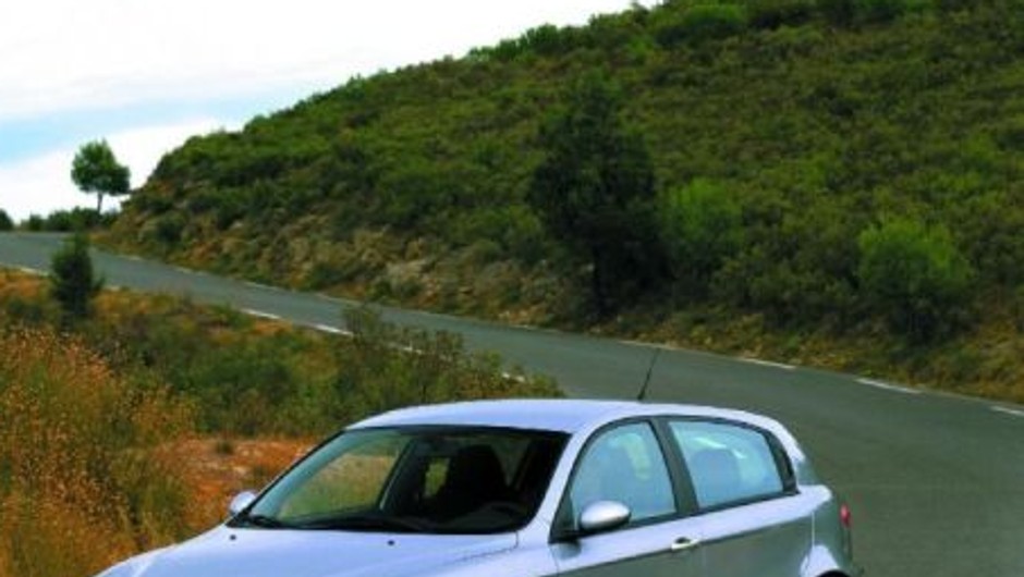 Alfa 147 1.6 Distinctive, Audi A3 1.8 Ambiente - Nie suknia zdobi... Nie?