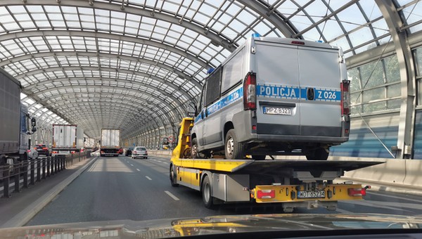 Radiowozy policji bez autocasco. Policjant zepsuje, policjant płaci, no chyba że... jest ubezpieczony