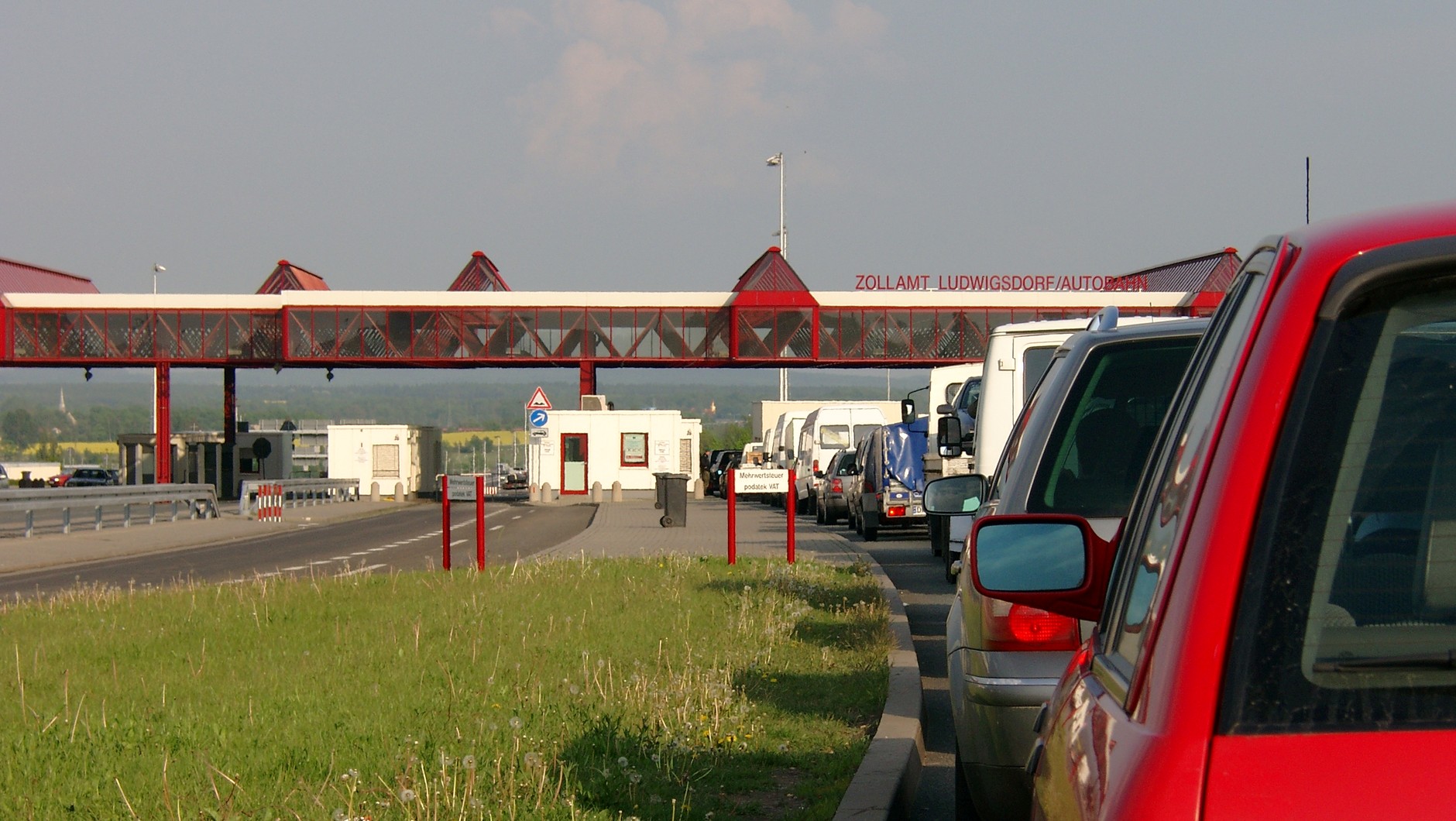 Dwa albo trzy dni oczekiwania na granicy, żeby odprawić auto? W tamtych czasach nikogo to nie dziwiło, zawsze mogło być gorzej. W 1991 r. zniesiono obowiązek posiadania wiz przy wyjazdach do Niemiec. 