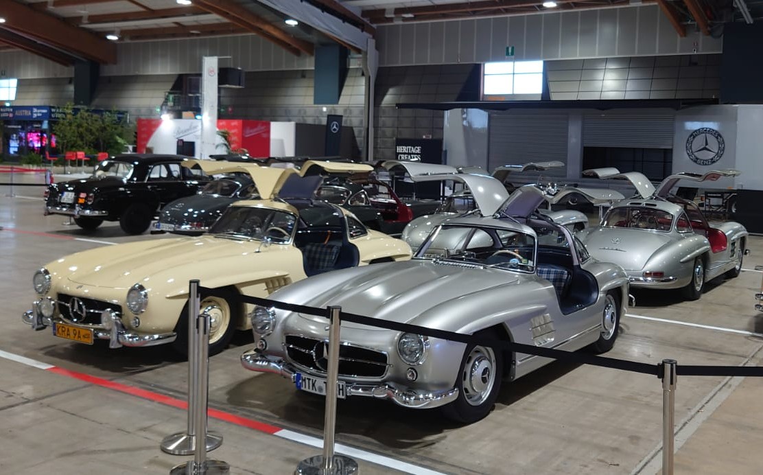 Mercedes Gullwing już w Brescii.Po prawej legendarne auto Stirlinga Mossa