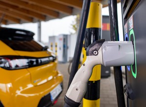 Niemcy: 40 proc. kierowców elektryków niezadowolonych z szybkiego ładowania. Użytkownicy Tesli mówią co innego