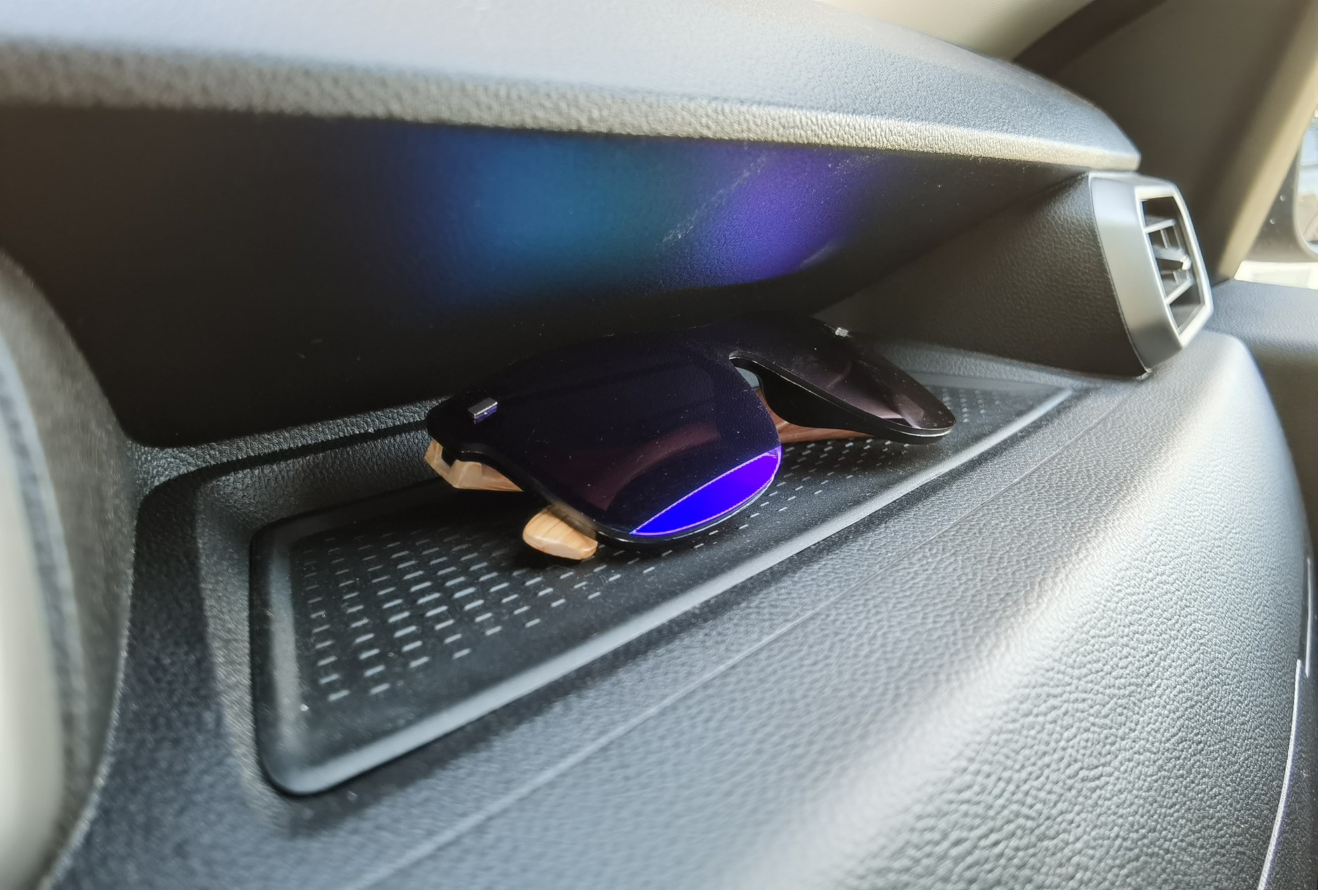 Dacia Duster Journey 150 TCE EDC - niby detal, a cieszy - na desce znalazło się miejsce na praktyczną półeczkę na drobazgi