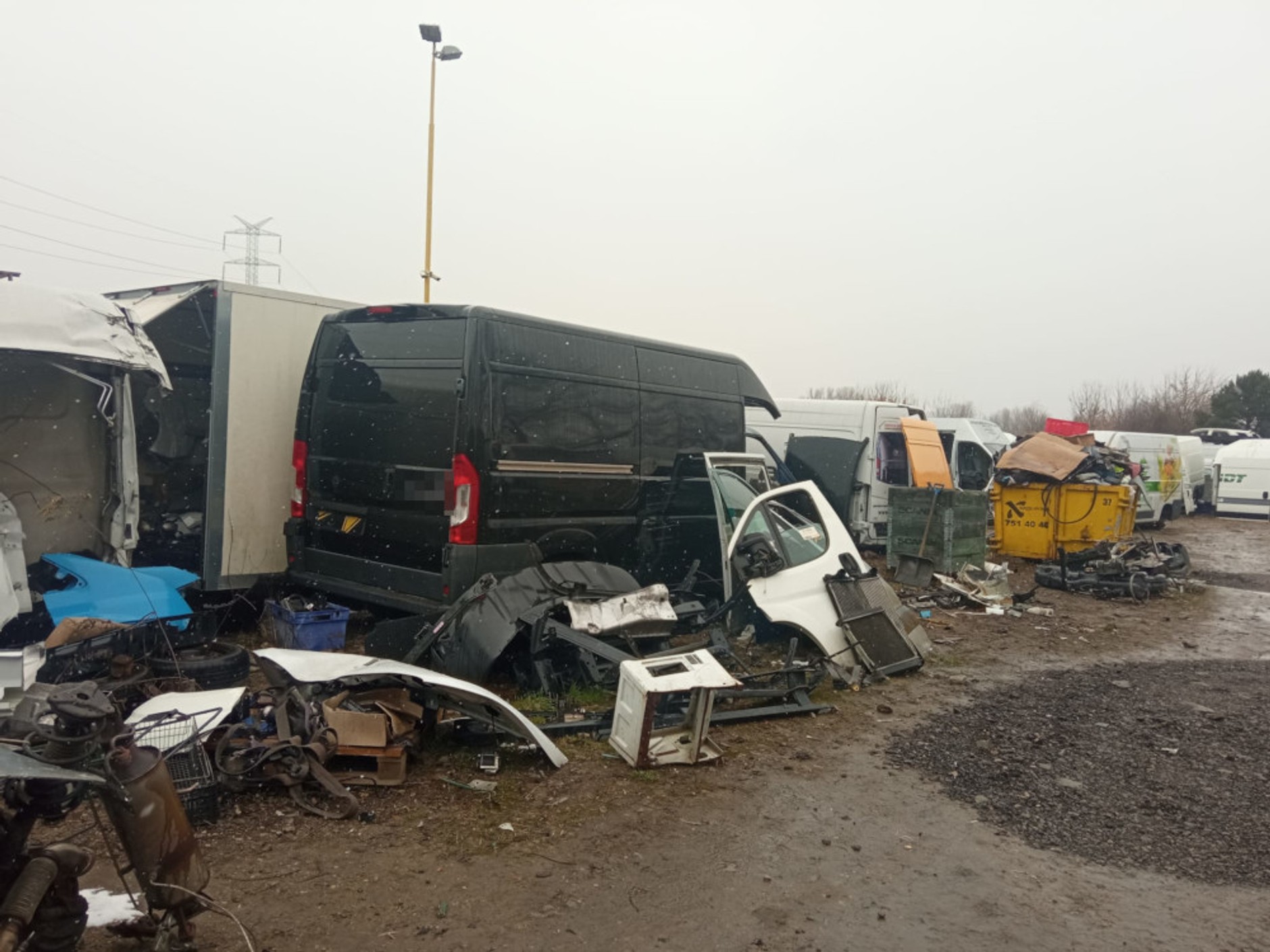 Grupa "Kobra" zlikwidowała "dziuplę". Części leżały prawie jak na półkach w sklepie