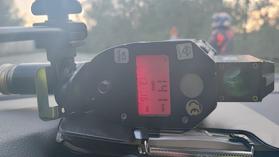 Obraz pochodzący z serwisu https://kedzierzyn-kozle.policja.gov.pl/ok/kpp-kedzierzyn-kozle/aktualnosci/119221,Pedzil-motocyklem-141-kmh-stracil-prawo-jazdy.html