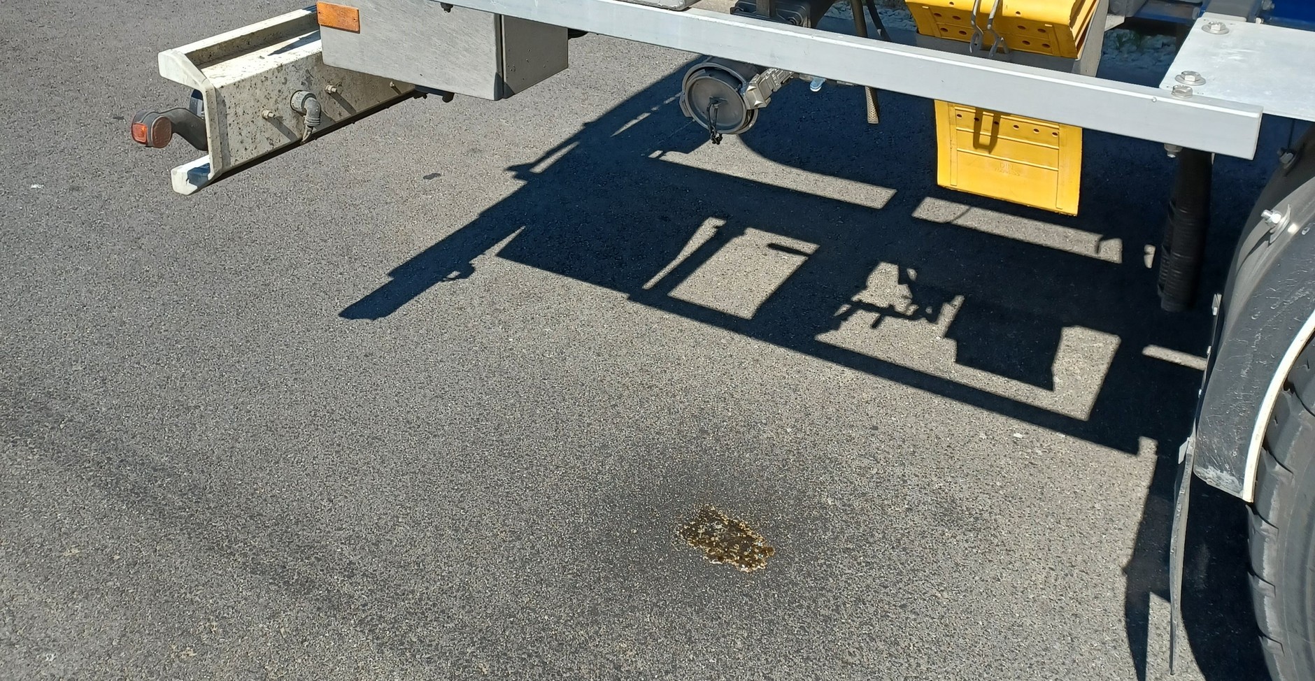 Z cysterny na drogę wyciekał kwas. Musieli interweniować strażacy