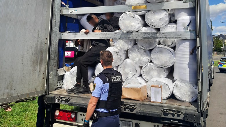 Jechali w... naczepie. Nagle zaczęli machać do kierowcy