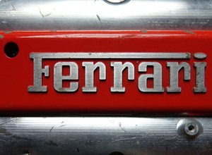 Ferrari idzie wbrew trendom – pozostawia w ofercie kultowe V12