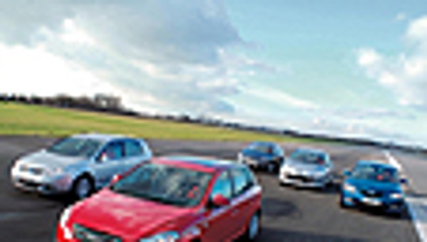 Kia Cee'd, VW Golf, Mazda 3, Opel Astra, Peugeot 307 - Kto przebije "koreańczyka"?