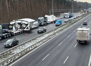 Transport gigantycznej maszyny TBM "odpoczywa" na S8 pod Warszawą. Już spowodował wielkie korki
