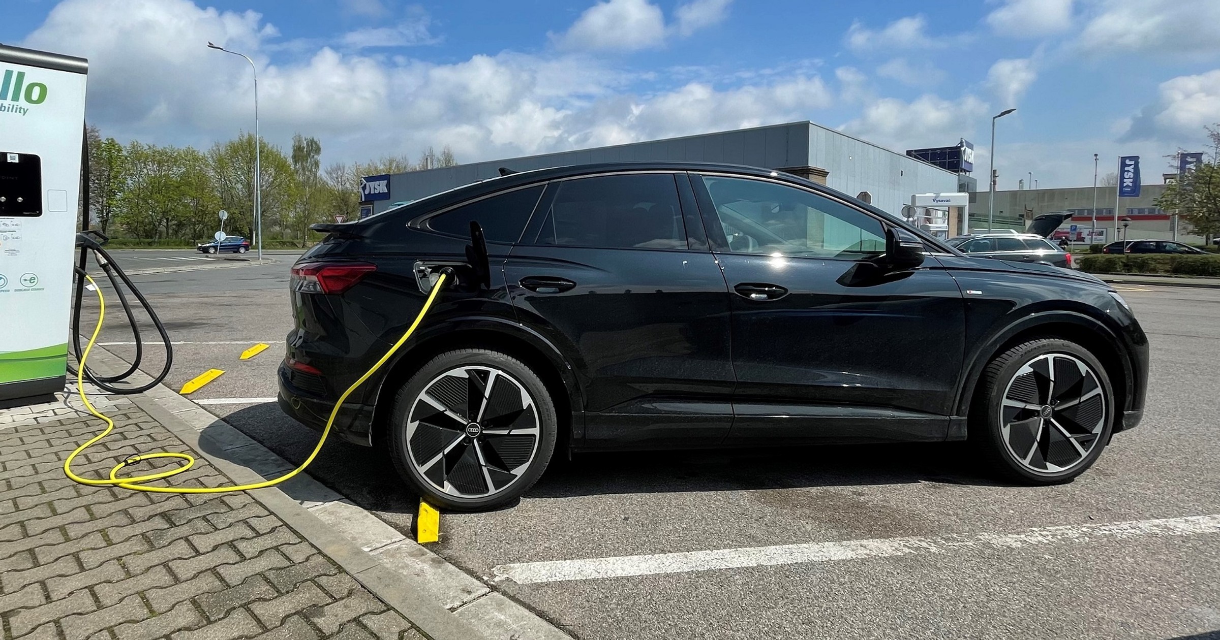 Ładowanie samochodu elektrycznego