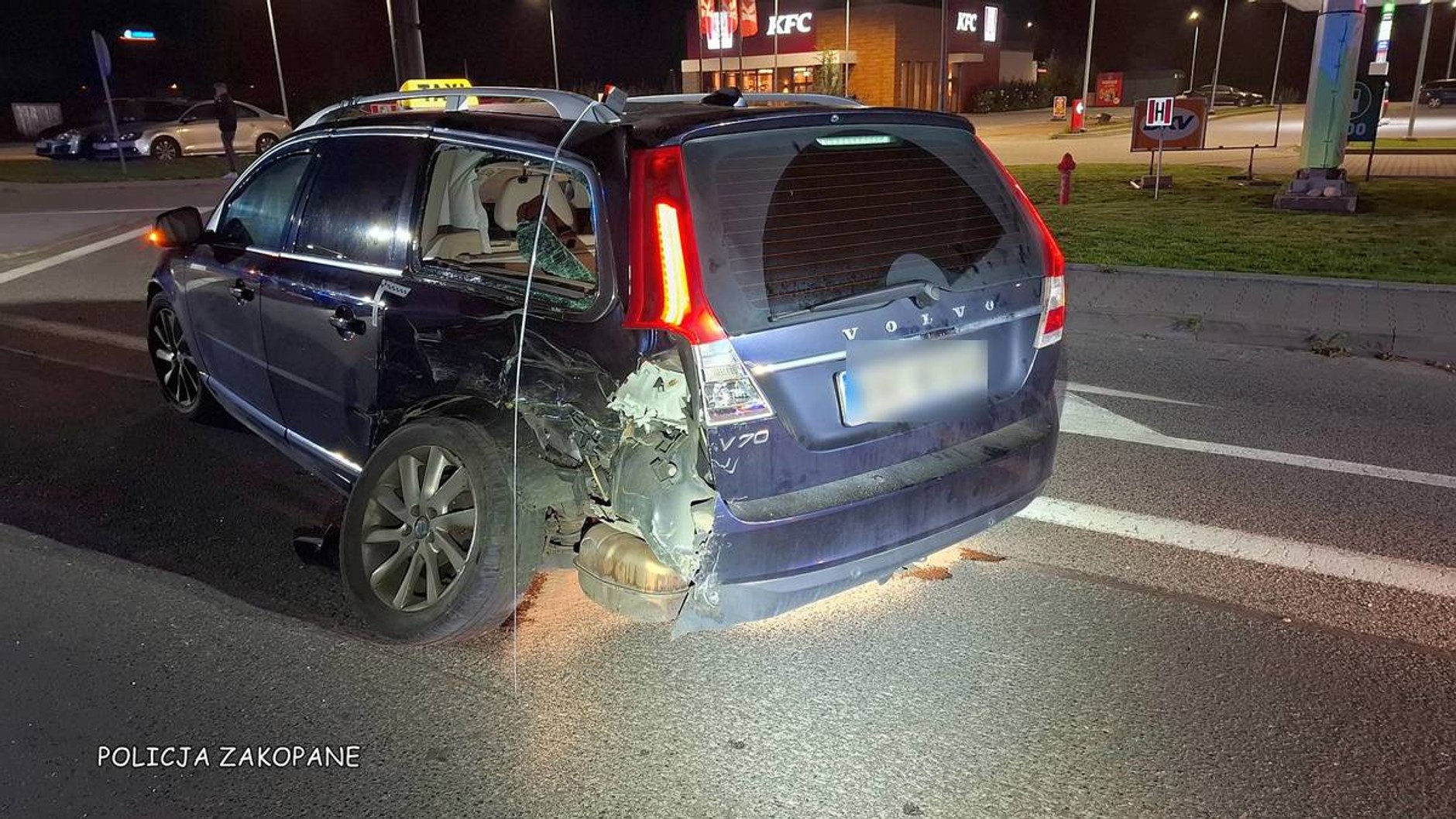 17-latek w mercedesie próbował wyprzedzać. Staranował volvo