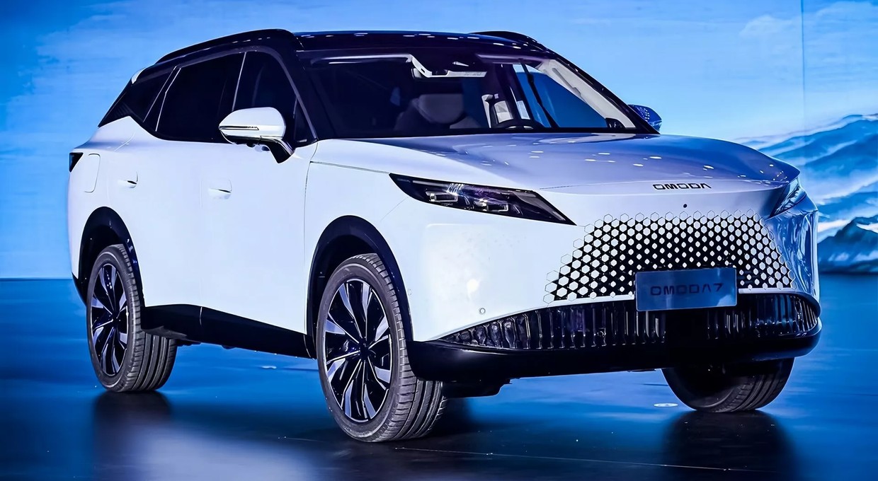 Omoda 7 celuje w Toyotę RAV4 i... graczy. Chce skusić klientów nie tylko niską ceną