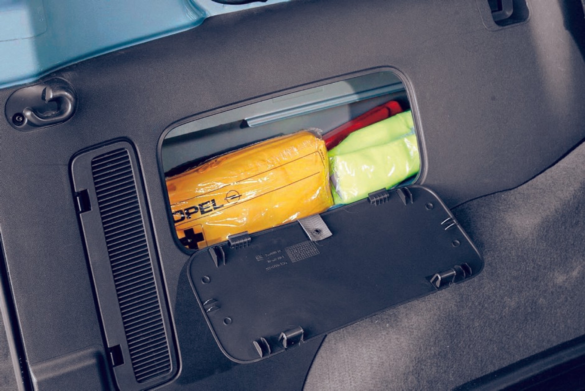 Opel Combo – schowki, półki
