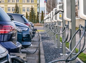 Rośnie liczba używanych hybryd i "elektryków". Tylko chętnych brakuje...