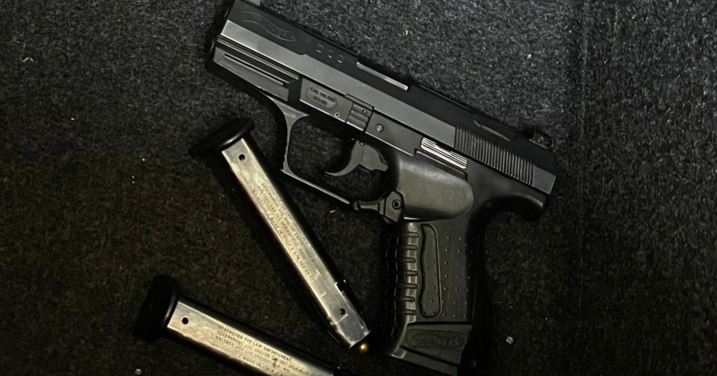 Policjantka zatrzymała Peugeota. Za kierownicą siedział ochroniarz z bronią