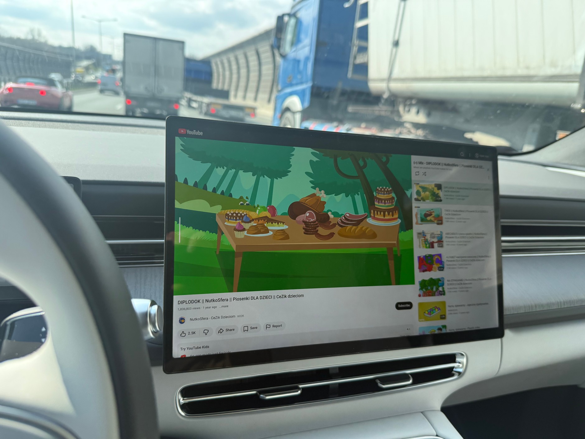 Podczas jazdy w Xpengu G6 można oglądać filmy w wysokiej jakości. Tak, podczas jazdy