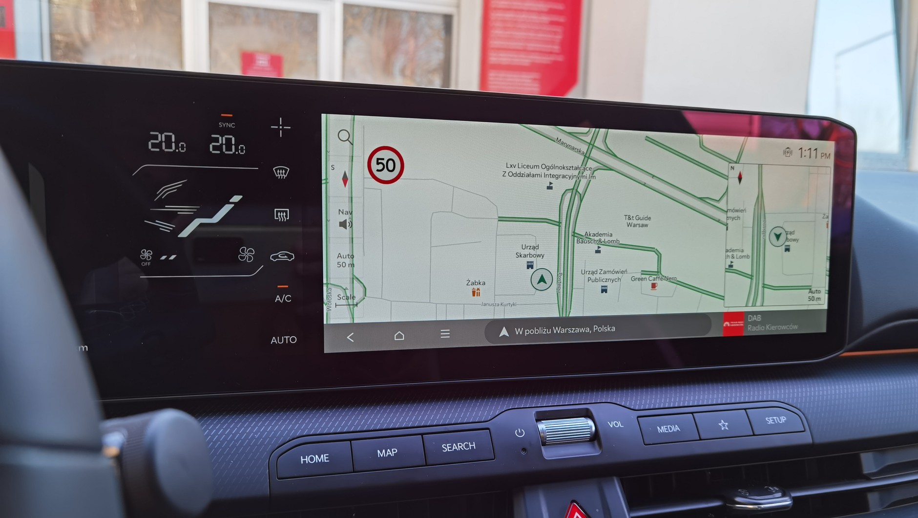 Na ekranie Map Google warto poszukać wzrokiem małego znaku z widocznym na nim ograniczeniem prędkości w danym miejscu. Bywa, że znajduje się on z lewej strony ekranu (tak jak na zdjęciu), ale najczęściej podczas jazdy znajduje się w prawej, dolnej jego części