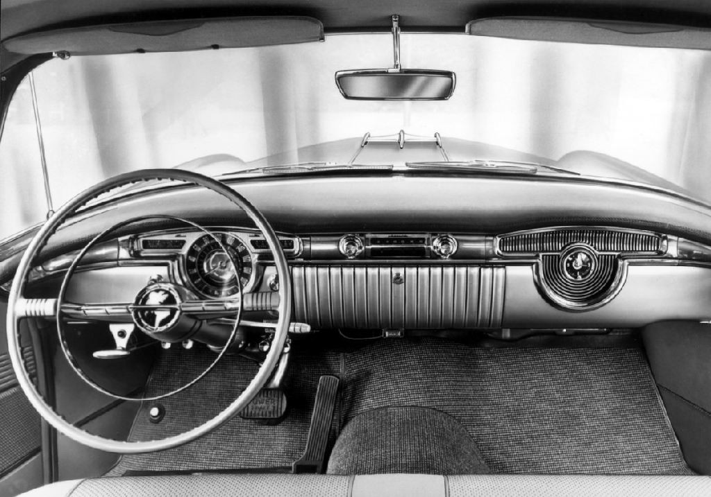 Chevrolet Bel Air z 1955 roku. Wbudowane radio Wonder Bar to sprzęt lampowy.