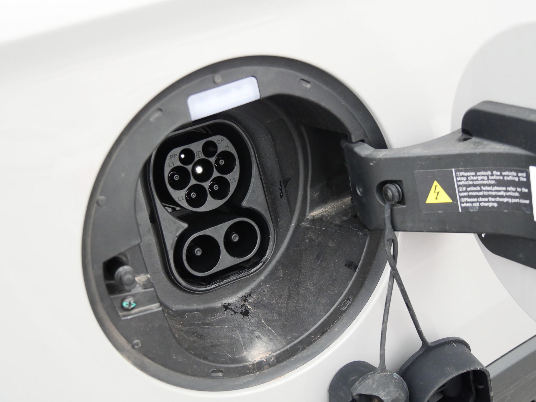 BYD Seal U DM-i: gniazdo CCS to wciąż jeszcze nie jest oczywiste wyposażenie hybrydy plug-in. Szkoda, że ten model nie wykorzystuje w pełni potencjału tego standardu.