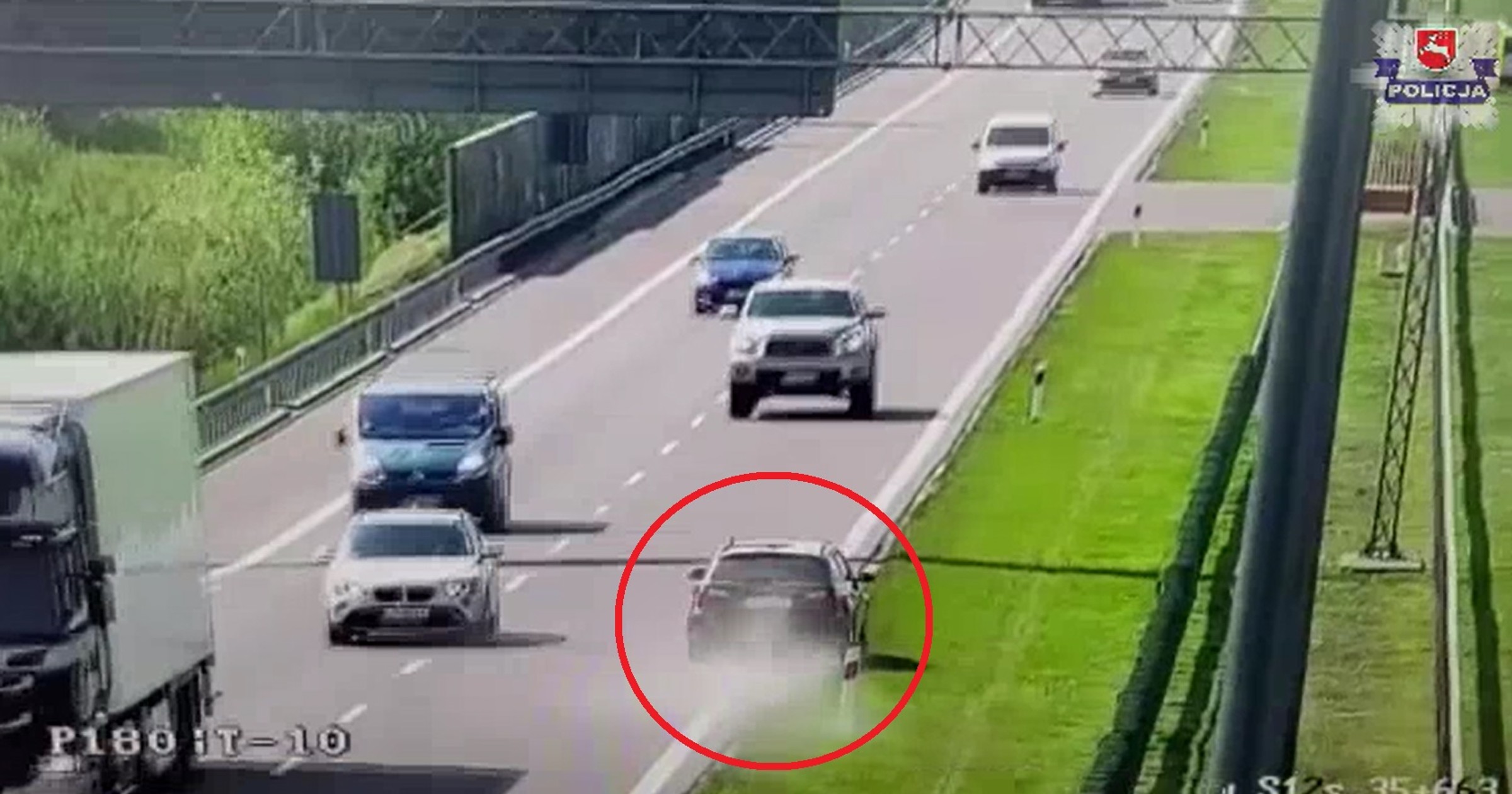 BMW jadące pod prąd w kierunku Warszawy na drodze ekspresowej S17