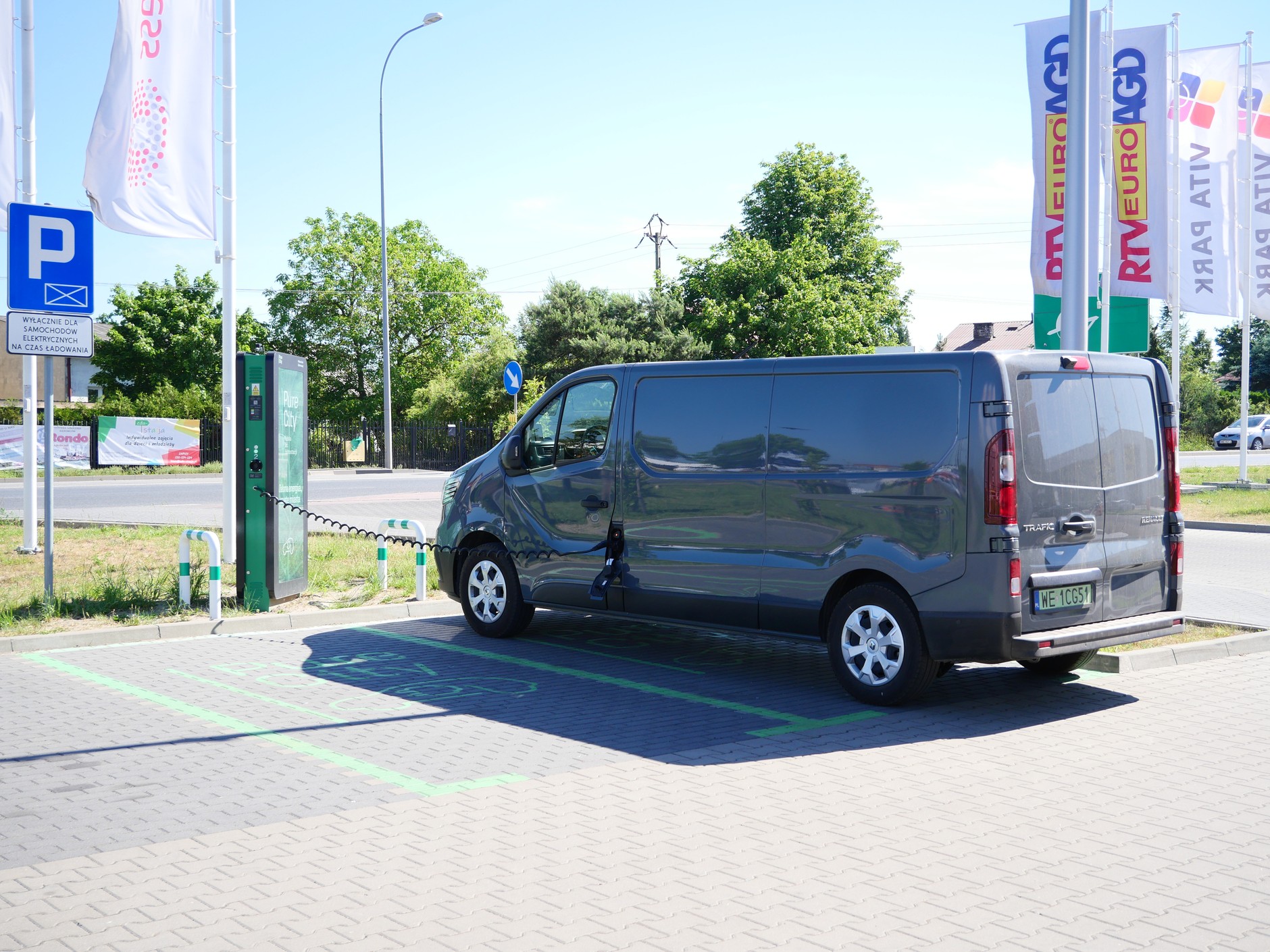 Renault Trafic E-Tech nie potrzebuje szybkich ładowarek. Maksymalna moc ładowania to 22 kW